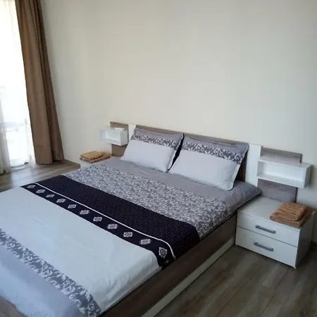 Nereya Palace, Lidia * 포마리